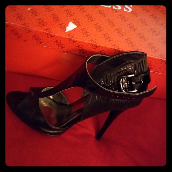 Guess black high heels with buckle - Picture 1 of 3
